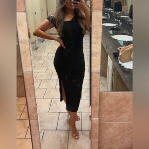 Elegant Black bodycon midi Dress with slit